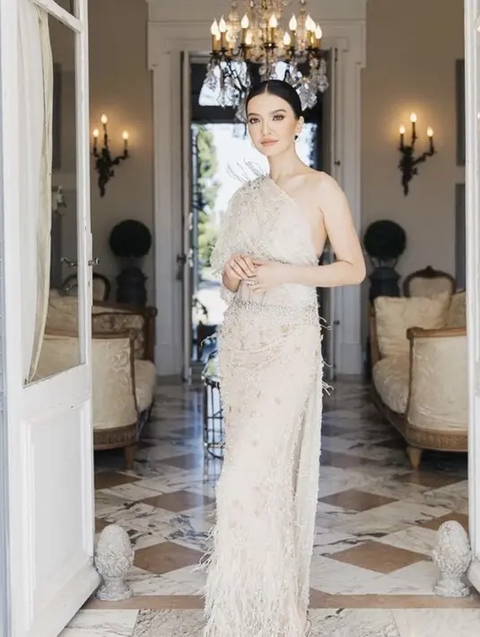 Raline Shah kerap tampil elegan, kali ini ia tampil dengan dress bodycon one shoulder warna cream. @ralineshah.