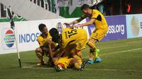 Skuat Mitra Kukar merayakan gol saat melawan PSS di Stadion Maguwoharjo, Sleman, Kamis (9/2/2017). (Bola.com/Romi Syahputra)