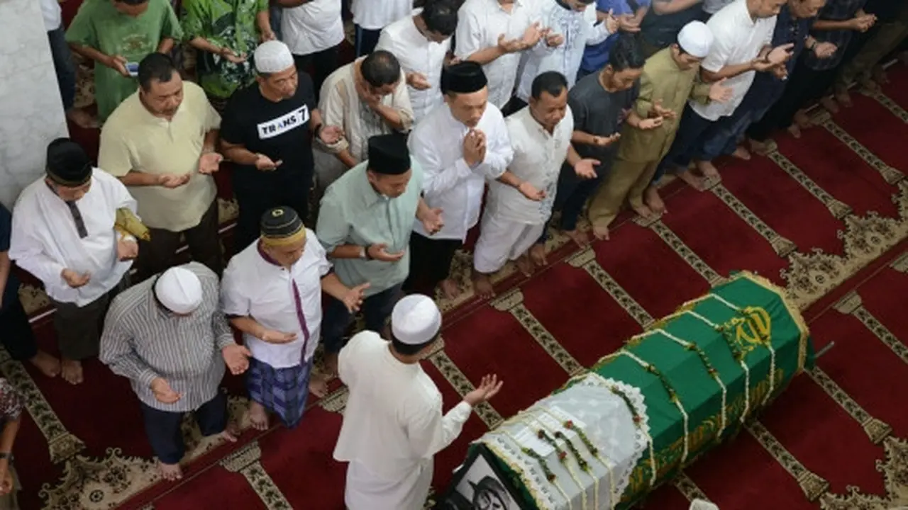 Jenazah Pak Raden disalatkan