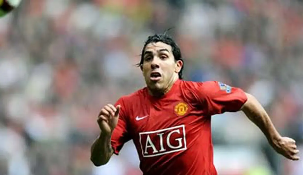 Manchester United's Argentinian forward Carlos Tevez in action during the EPL football match between Manchester United and Arsenal at Old Trafford, on May 16, 2009. AFP PHOTO/ADRIAN DENNIS