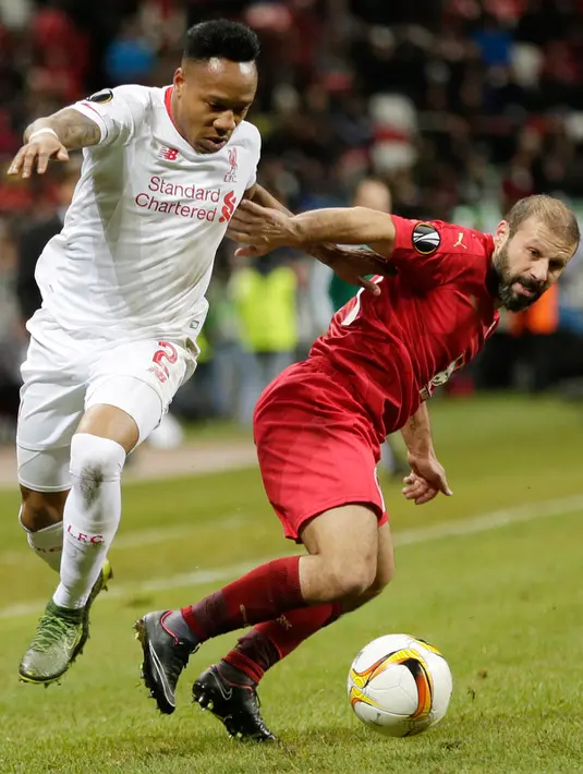Bek Liverpool, Nathaniel Clyne (kiri) berebut bola dengan gelandang Rubin Kazan, Gokdeniz Karadeniz pada lanjutan Liga Europa Grup B di Kazan Arena, Rusia, (6/11). Liverpool menang atas tuan rumah Rubin Kazan dengan skor 1-0. (Reuters/Henry Browne)
