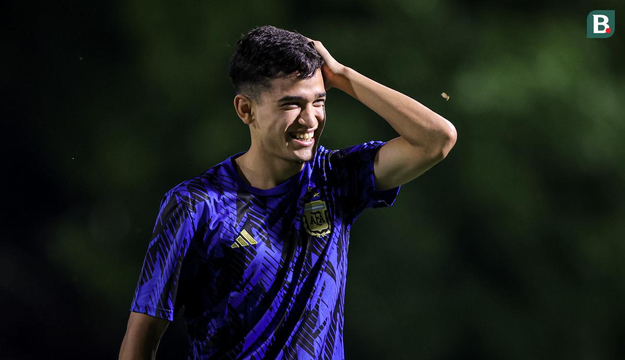 <p>Ekspresi ceria pemain Timnas Argentina U-17, Dylan Thomas Gorosito saat latihan resmi jelang perebutan peringkat ketiga Piala Dunia U-17 2023 melawan Timnas Mali U-17 di Stadion Manahan, Solo, Jawa Tengah, Kamis (30/11/2023). (Bola.com/Bagaskara Lazuardi)</p>