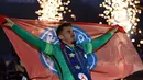 Kiper Paris Saint-Germain, Nicolas Douchez membentangkan bendera PSG saat perayaan perayaan juara liga prancis di Stadion Parc des Princes stadium, Paris,(14/5/2016).  (AFP/Franck Fife)