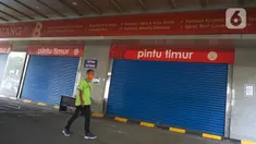 Seorang pria berjalan melewati pertokoan yang tutup di Pasar Tanah Abang, Jakarta, Senin (11/5/2020). Pemerintah Provinsi DKI Jakarta kembali memperpanjang penutupan sementara Pasar Tanah Abang hingga 22 Mei 2020 untuk mencegah penyebaran virus corona COVID-19. (Liputan6.com/Immanuel Antonius)
