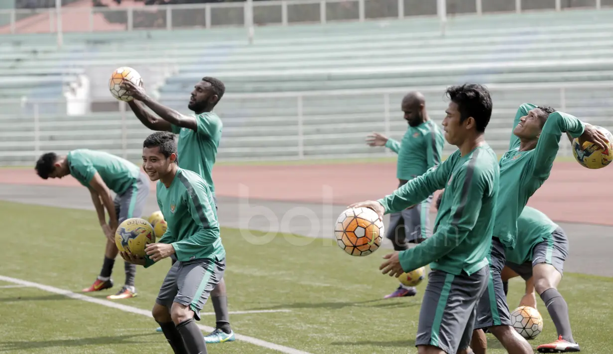 Evan Dimas dan para pemain Timnas Indonesia saat berlatih di Stadion Rizal Memorial, Manila, (23/11/2016).  (Bola.com/Nicklas Hanoatubun)