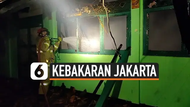 Kebakaran terjadi di kompleks SMK PB Soedirman, Jakarta Timur. 10 unit mobil oemadam kebakaran dikrahkan untuk memadamkan api di lokasi.