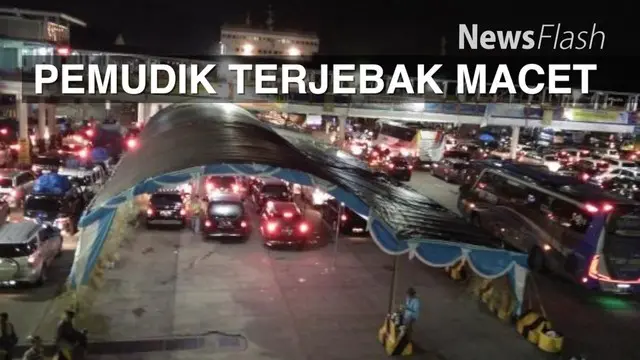 Pemudik kendaraan roda empat yang akan menyeberang melalui Pelabuhan Merak menuju Pelabuhan Bakauheni Lampung terjebak macet hingga dua jam.