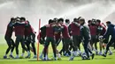 Dilansir dari The Sun, Skuad The Gunners terlihat membentuk lingkaran-lingkaran berisikan empat orang. (AFP/Glyn Kirk)