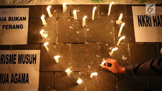 Gabungan Suporter Bola Gelar Aksi Lilin Doakan Korban Bom Surabaya