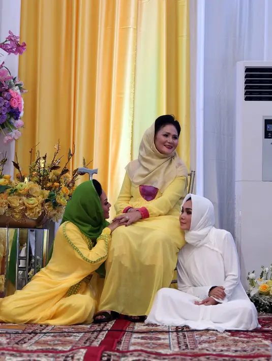 Manjanya dua public figure ini pada ibunya