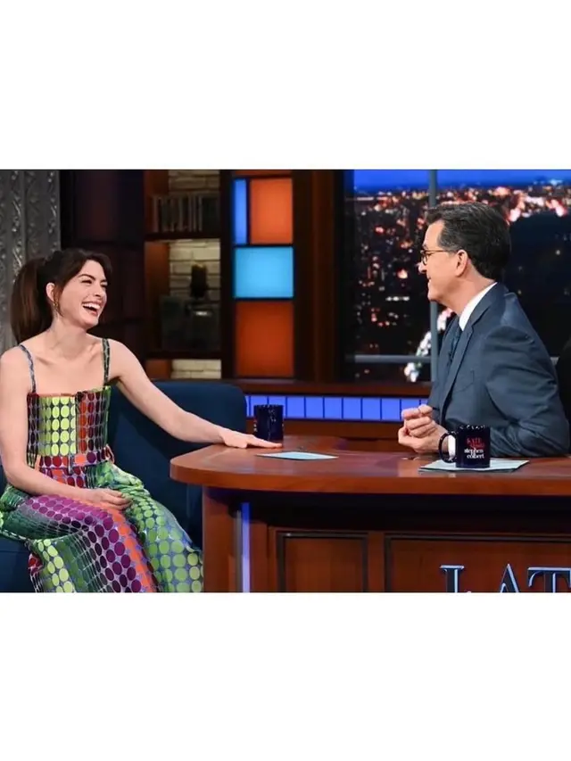 Anne Hathaway dalam busana rancangan Christopher John Rogers