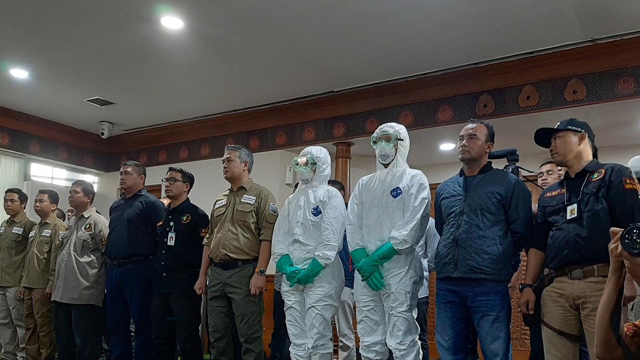 Menlu Retno Marsudi, Menkes Terawan, dan Panglima TNI Hadi Tjahjanto melepas 42 relawan penjemput WNI di Wuhan, Sabtu (1/2/2020).