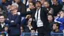Pelatih Chelsea, Antonio Conte, memberikan instruksi kepada anak asuhnya saat laga Premier League melawan Leicester di Stadion Stamford Bridge, London, Sabtu (15/10/2016). Chelsea menang 3-0 atas Leicester. (Reuters/Peter Nicholls)