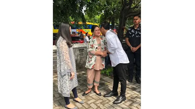 Sebelum berangkat, Gibran tampak mencium tangan dan pipi sang ibunda.