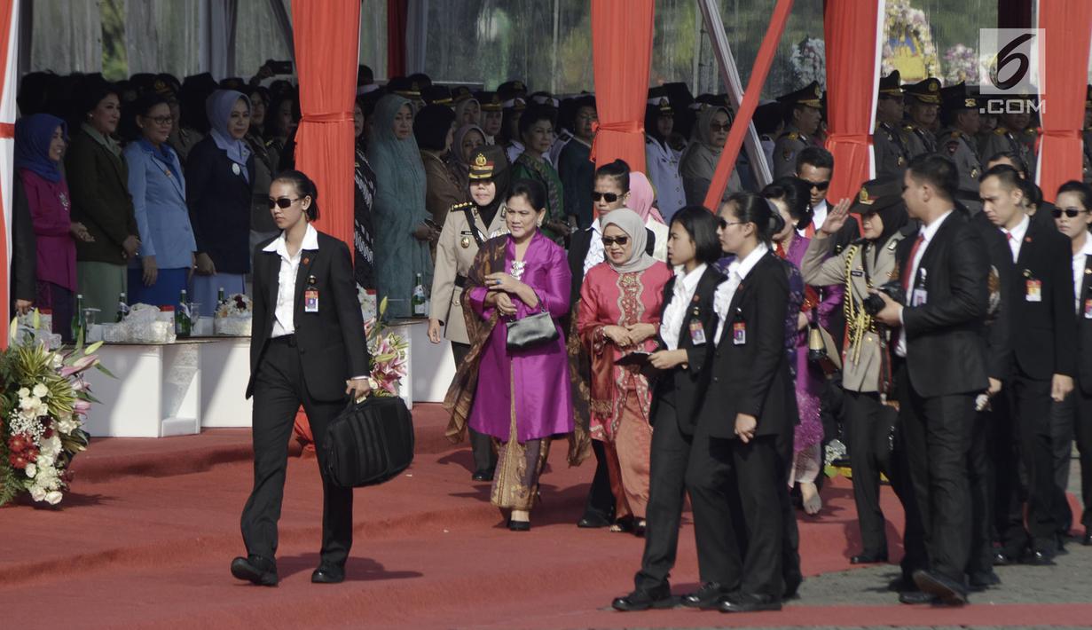 Ibu Negara Iriana Jokowi dan Ibu Mufidah Jusuf Kalla tiba menghadiri HUT ke-70 Polwan di Lapangan Monas, Jakarta, Senin (3/9). HUT ke-70 Polwan bertema "Polwan Promoter Siap Menyukseskan Agenda Kamtibmas 2018 - 2019". (Merdeka.com/Iqbal S. Nugroho)