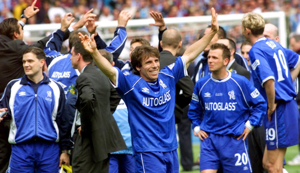 Gianfranco Zola. Italiano yang memperkuat Chelsea selama 7 musim mulai 1996/1997 ini total bermain dalam 311 laga dan mencetak 80 gol. Pada musim 1997/1998 berperan besar dalama raihan treble winners. Nomor punggung 25 pun dipensiunkan Chelsea untuk menghormatinya. (Foto: AFP/Adrian Dennis)