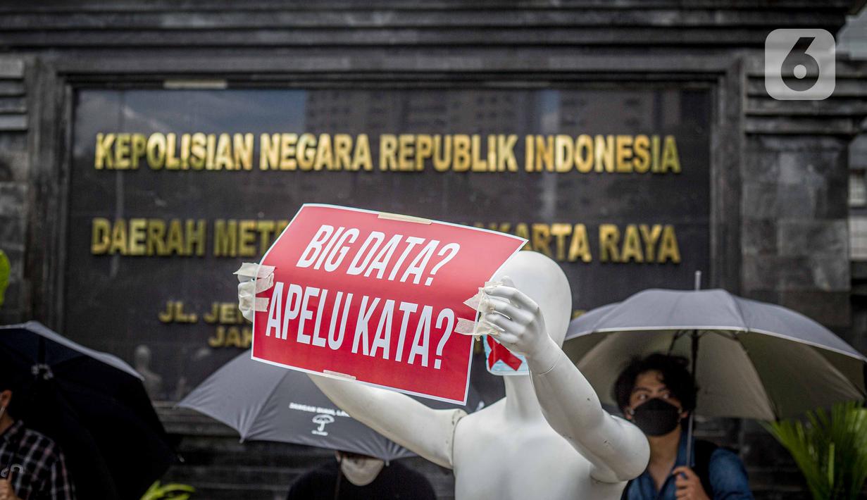 Aktivis membawa manekin dengan poster saat menggelar aksi di depan Polda Metro Jaya, Senin (21/3/2022). Aksi tersebut bentuk dukungan terhadap Haris Azhar dan Fatia Maulidiyanti saat menjalani pemeriksaan terkait kasus dugaan pencemaran nama baik Luhut Binsar Pandjaitan. (Liputan6.com/Faizal Fanani)