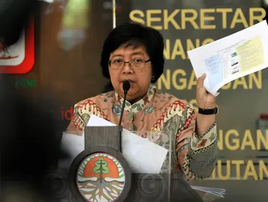 Menteri Lingkungan Hidup dan Kehutanan (LHK), Siti Nurbaya memperlihatkan data saat Konferensi Pers di Kementrian LHK, Jakarta, Jumat (18/9/2015). Siti Nurbaya menetapkan 10 perusahaan terlibat dalam pembakaran hutan. (Liputan6.com/Johan Tallo)