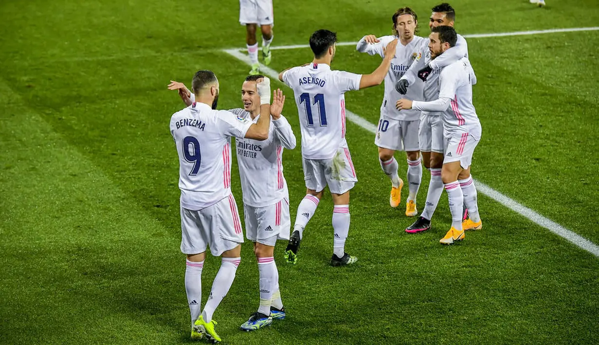 Para pemain Real Madrid merayakan gol yang dicetak oleh Karim Benzema ke gawang Alaves pada laga Liga Spanyol di Stadion Mendizorroza, Sabtu (23/1/2021). Real Madrid menang dengan skor 4-1. (AP/Alvaro Barrientos)