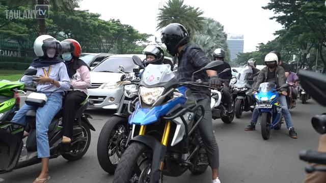 Momen tak terduga Ariel Noah usili Andre Taulany. (credit:youtube.com/@taulany_tv)