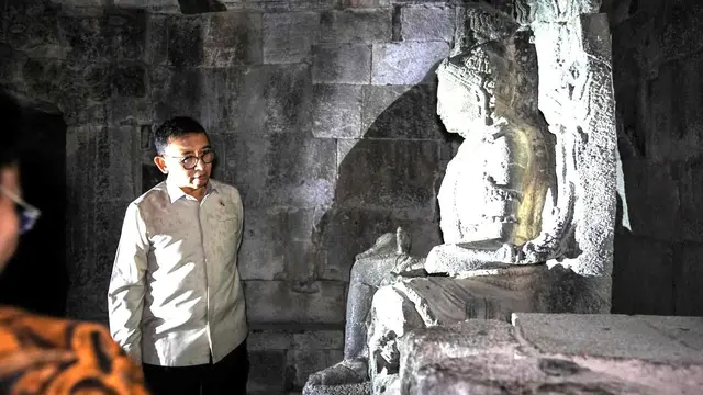Ilustrasi Fadli Zon, sedang mengamati sebuah arca Buddha