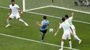 Penyerang Uruguay, Luis Suarez mencetak gol ke gawang Arab Saudi pada pertandingan kedua Grup A di Rostov Arena, Rostov-on-Don, Rabu (20/6). Gol tunggal Suarez memastikan Uruguay lolos ke babak 16 besar Piala Dunia 2018. (AP/Themba Hadebe)