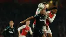 Pemain West Ham United, Andre Ayew berebut bola dengan pemain Arsenal, Mathieu Debuchy pada laga perempat final Piala Liga Inggris di Emirates Stadium, Selasa (20/12). Arsenal berhasil melaju ke babak semifinal setelah menang 1-0. (AP /Alastair Grant)