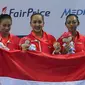 Tim renang indah Indonesia kembali berhasil merebut medali perunggu bagi kontingen Merah Putih di Sea Games 2015 Singapura. Tim renang indah Indonesia saat penerimaan medali perunggu di OCBC Aquatic Centre, Kamis (3/6). (Liputan6.com/Helmi Fithriansyah)