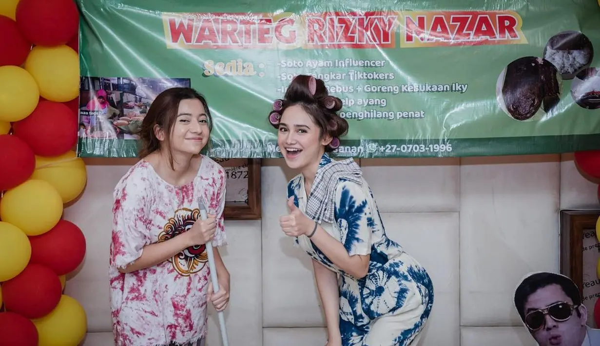 Kejutan sederhana dengan beberapa hiasan balon warna merah dan kuning. Yang lucu ada poster warna hijau dengan tulisan Warteg Rizky Nazar. Sedangkan dibawah tulisan tersebut tampak menyediakan beberapa menu seperti poster warteg. [Instagram/rizkynazar20]