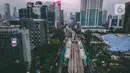 Foto udara pembangunan jalur kereta lintas rel terpadu (LRT) Jabodebek di Jakarta, Selasa (7/1/2020). Longspan Kuningan proyek LRT Jabodebek yang menjadi jembatan lengkung paling panjang di Indonesia memiliki panjang jembatan 148 meter dengan radius lengkungan 115 meter. (Liputan6.com/Faizal Fanani)