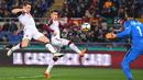 Pemain Torino, Andrea Belotti (kiri) dan rekannya, Alejandro Berenquer (tengah) berusaha mencetak gol ke gawang AS Roma pada laga  Serie A di Olympic Stadium, Roma, (9/3/2018). Roma menang 3-0. (Alessandro Di Meo/ANSA via AP)