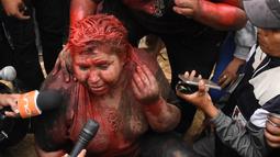 Wali Kota Vinto, Patricia Arce berbicara kepada awak media ketika dirinya diserang dan dipermalukan oleh demonstran oposisi  Bolovia di dekat Provinsi Cochabamba, 6 November 2019. Selain diseret dan dipermalukan, mereka juga memaksa Patricia Arce untuk mundur. (STR / AFP)