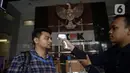 Petugas mengecek suhu tamu dan pegawai yang akan masuk ke Loby di Gedung KPK, Jakarta, Kamis, (12/3/2020). KPK menerapkan pengecekan suhu tubuh tersebut untuk mengantisipasi penyebaran virus corona atau covid-19. (merdeka.com/Dwi Narwoko)