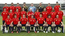 Photo of the Spanish squad for the Euro 2008 football Championships taken at the Las Rozas sports city near Madrid on May 29, 2008. AFP PHOTO/RFEF/CARMELO RUBIO