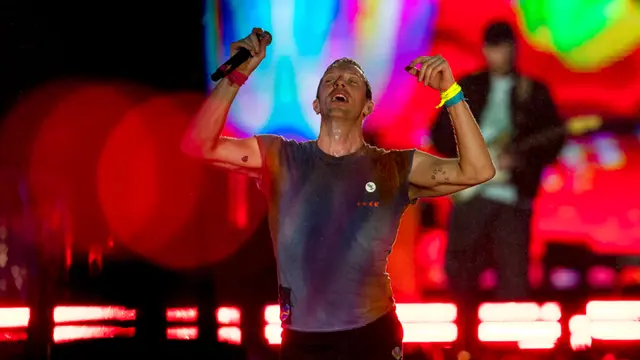Aksi Chris Martin Saat Coldplay Meriahkan Panggung Rock in Rio 2022