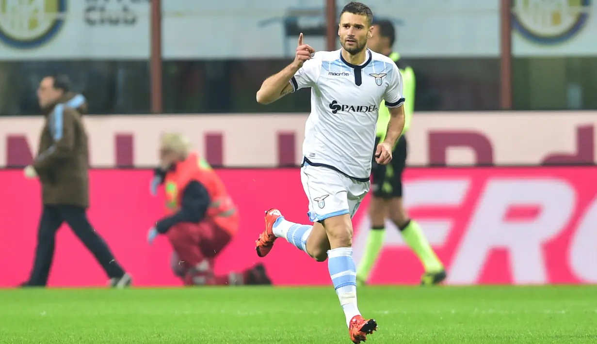 Bek Lazio, Antonio Candreva melakukan selebrasi usai mencetak gol kegawang Inter Milan pada lanjutan liga Italia di Stadion San Siro, Italia (20/12). Lazio menang atas Inter Milan dengan skor 2-1. (AFP/GIUSEPPE CACACE)
