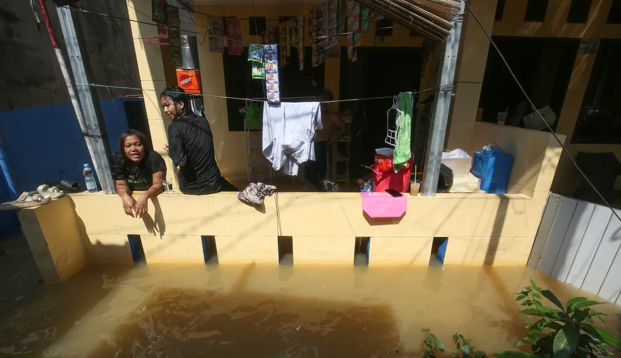 Banjir meredam sejumlah kawasan di Jakarta Timur hingga Minggu (6/7/2025). Banjir disebabkan tingginyan curah hujan sejak Sabtu 5 Juli 2025 sore kemarin dan luapan kali Ciliwung. (merdeka.com/Arie Basuki)
