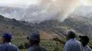 Sejumlah warga melihat kebakaran hutan di Lagoa, Portugal, Kamis (8/9). Gelombang kebakaran hutan ini melanda tujuh wilayah. (REUTERS / Miguel Vidal)
