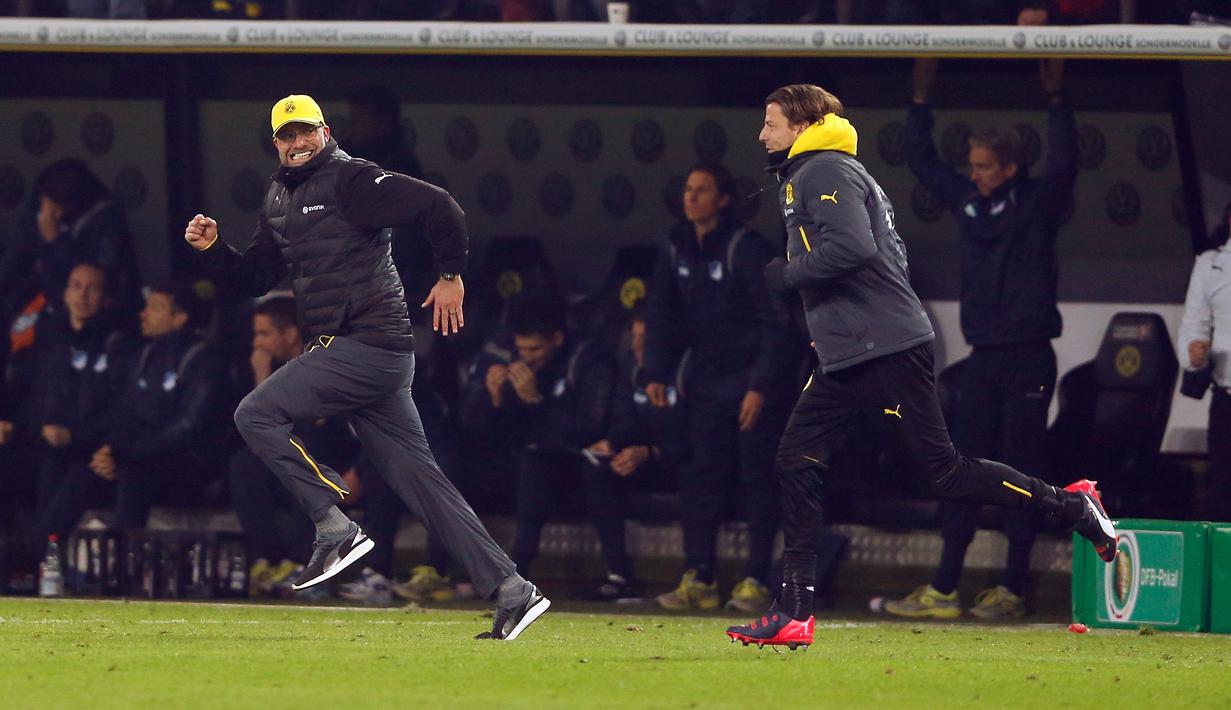 Usai Sebastian Kehl melepaskan tendangan dari luar kotak penalti yang berbuah gol, itu membuat Klopp senang layaknya anak kecil (REUTERS/Wolfgang Rattay)