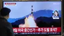 Layar TV menunjukkan file gambar peluncuran rudal Korea Utara selama program berita di Stasiun Kereta Api Seoul di Seoul, Rabu (2/11/2022). Sebuah siaran peringatan serangan udara di televisi nasional Korea Selatan mengatakan kepada penduduk di Pulau Ulleungdo untuk mengungsi ke tempat perlindungan bawah tanah terdekat. (AP Photo/Ahn Young-joon)