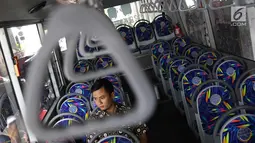 Penumpang di dalam bus Transcommuter di Stasiun Sudirman, Jakarta, Jumat (16/3). Untuk tahap awal, rute Transcommuter beroperasi di Stasiun Sudirman-Stasiun Gambir dan Stasiun Sudirman-Stasiun Blok M dengan harga Rp5.000. (Liputan6.com/Immanuel Antonius)