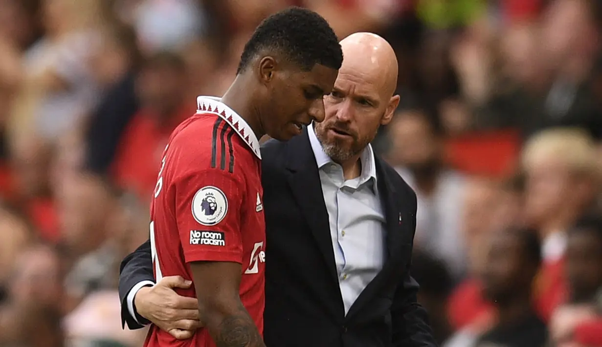 Erik ten Hag berhasil memoles Marcus Rashford sebagai pemain yang cemerlang pada musim ini. Performa pemuda 25 tahun tersebut meningkat drastis dengan membuat 8 gol dan 3 assist dalam 19 pertandingan di Liga Inggris. Rashford dinilai telah menjadi pemain terbaik Manchester United musim ini dan memiliki peran besar atas kebangkitan Setan Merah. (AFP/Oli Scarff)