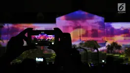 Warga mengabadikan pertunjukan projection mapping di depan area Museum Fatahillah, Jakarta, Jumat (19/1). Pertunjukan ini menandai rangkaian kegiatan perayaan 60 tahun hubungan diplomatik Indonesia-Jepang. (Liputan6.com/Helmi Fithriansyah)