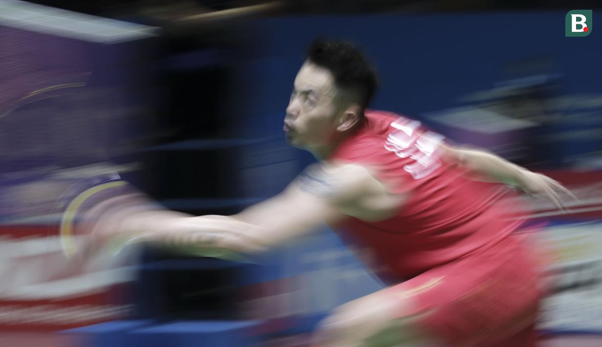 Lin Dan mencoba mengembalikan permainan net yang dikembangkan oleh Chou Tien Chen pada babak kedua Indonesia Open 2019. (Bola.com/Peksi Cahyo)