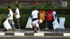 Berbagai relawan dan komunitas mengambil sampah plastik pada program World Cleanup Day di Kawasan Bundaran HI, Jakarta, Sabtu (15/9). World Clean Up Day di DKI Jakarta di targetkan 600.000 relawan di 105 titik di Jakarta. (Merdeka.com/Imam Buhori)