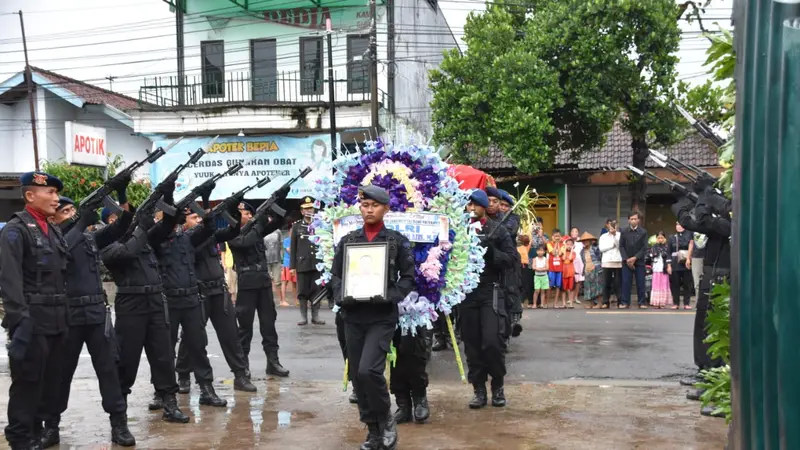 Prosesi pemakanan anggota Brimob Doni Priyanto di TMP Trenggalek, Jawa Timur, Minggu (1/3/2020).