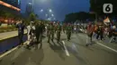 Anggota Marinir mengawal pulang pendemo saat aksi menolak Omnibus Law UU Cipta Kerja di kawasan Patung Kuda, Jakarta, Selasa (20/10/2020).  Anggota Marinir membubarkan dan mengawal pulang massa pendemo  ke rumah masing-masing. (merdeka.com/Imam Buhori)