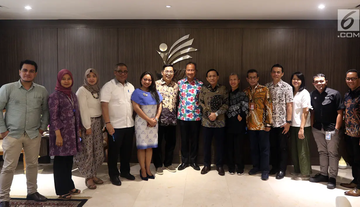 Menteri Sosial Agus Gumiwang Kartasasmita (tengah) foto bersama jajaran Emtek Group saat menerima kunjungan di Kementerian Sosial, Jakarta, Selasa (18/12). Kunjungan tersebut membahas kerja sama di sektor media. (Liputan6.com/JohanTallo)