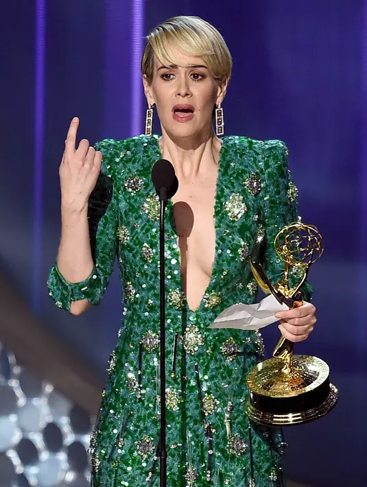 Dengan kebahagiaan yang menggebu-gebu, Sarah menyampaikan rasa terima kasihnya kepada orang-orang yang dianggapnya sangat berharga. Terutama untuk kekasihnya, Holland Taylor. (AFP/Bintang.com)