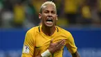 Penyerang Brasil, Neymar melakukan selebrasi usai mencetak gol kegawang Kolombia pada kualifikasi Piala Dunia 2018 zona CONMEBOL di Arena da Amazonia, Manaus, (7/9). Brasil menang atas Kolombia dengan skor 2-1. (AFP PHOTO/Vanderlei Almeida)